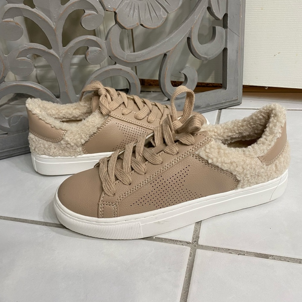 Universal Thread Beige Sneakers Size 6 Faux Fur Flats Leather Shoes Lace Up